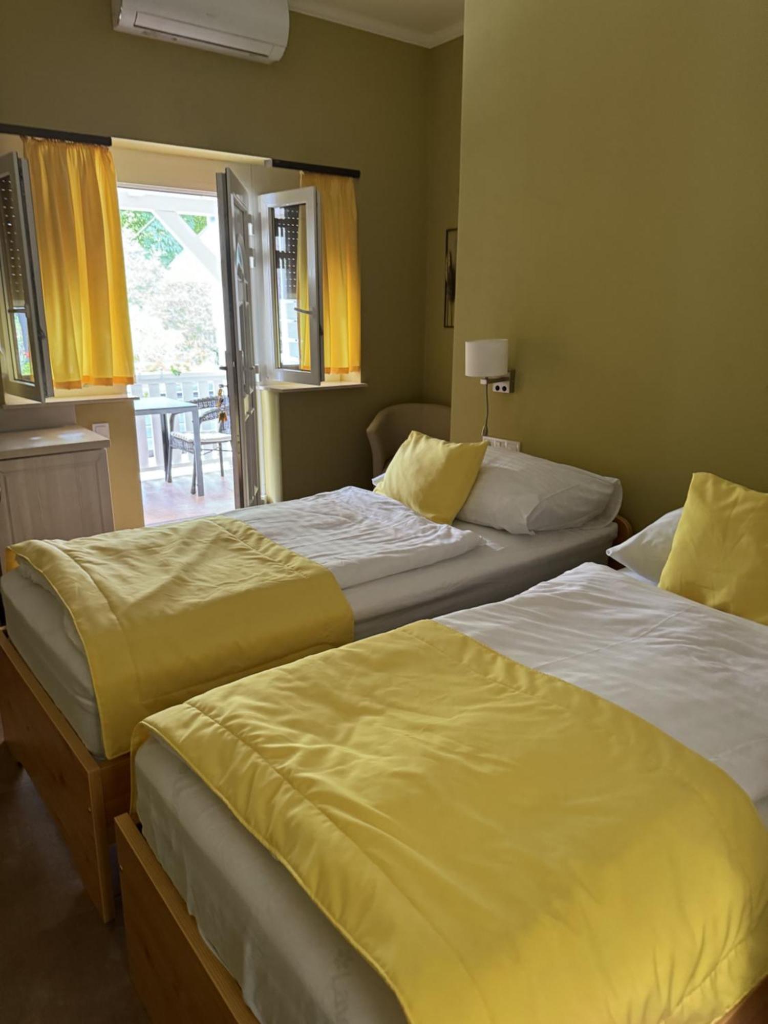 Szem-S Vendeghaz Hotel Balatonszárszó Eksteriør billede